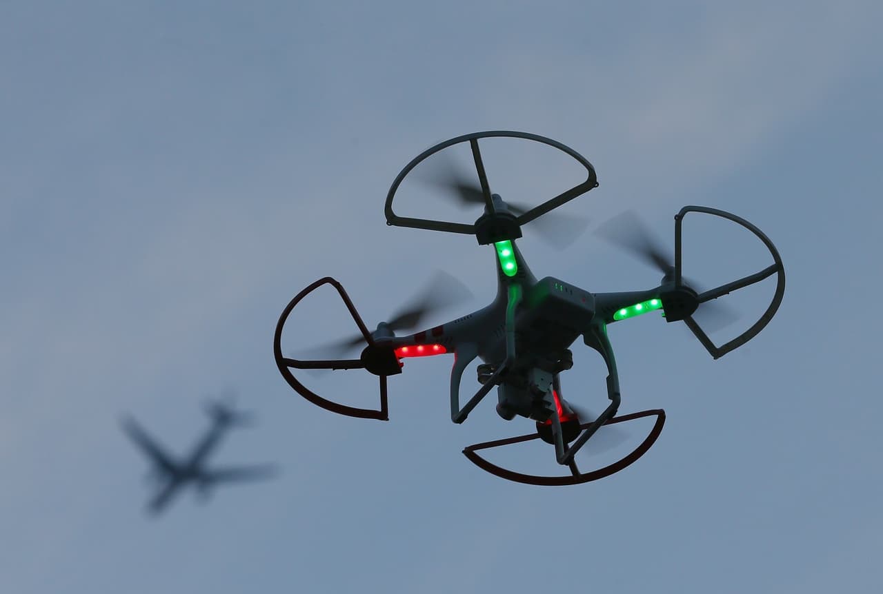 Un dron estuvo cerca de colisionar con un avión de pasajeros en Los Ángeles