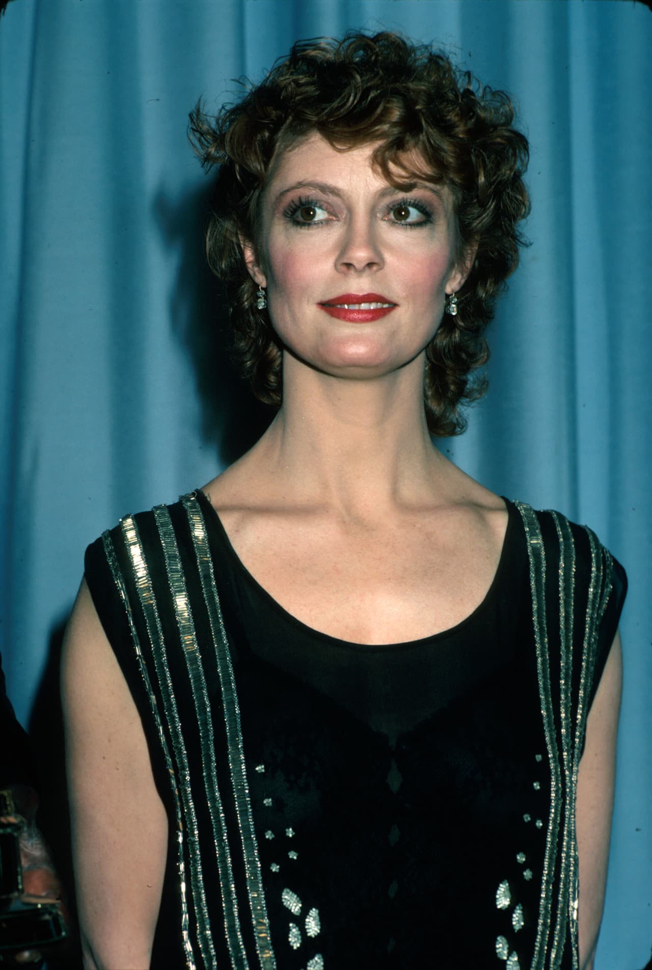 La actriz jamás ha dejado su sello característico: el pelo rojo al natural. Sin embargo, ha experimentado con varios largos y en los ochentas, lo cortó por debajo de la barbilla, resaltando sus enormes ojos color almendra.
<br>