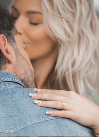 La experta en joyería Leticia Llera hizo un análisis de la joya, para el sitio web Las Estrellas, y determinó: "Este diamante es corte princesa, cuadrado, podría ser oro rosa, yo lo veo muy bonito".