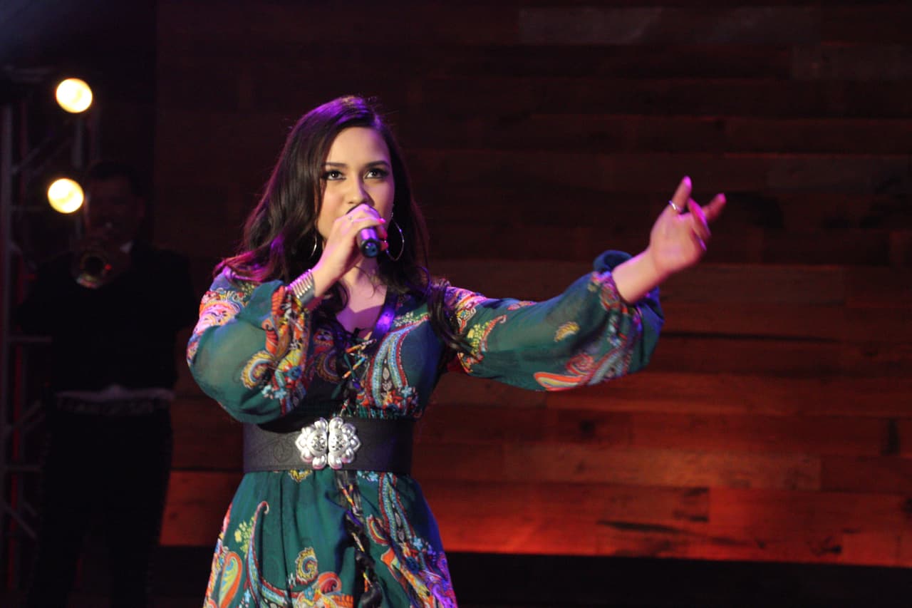 <a href="http://www.univision.com/shows/la-reina-de-la-cancion/liliana-janine-y-veronica-cantan-como-tu-mujer-video" target="_blank">Liliana, Janine y Verónica cantan 'Como tu mujer'</a>