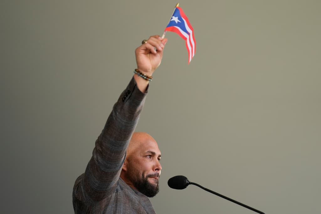 <b>Con la bandera de Puerto Rico</b> en mano, el retirado jardinero central Carlos Beltrán expresó su gratitud el domingo, 26 de julio, al ingresar al Salón de la Fama del Béisbol, en Cooperstown, Nueva York.