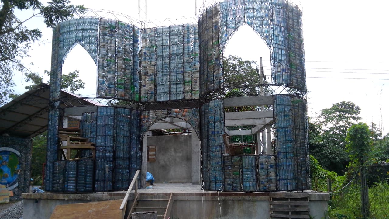 “No sabía qué hacer con la montaña de plástico, hasta que el 5 de agosto de 2015 desperté de un sueño en el que yo estaba en pueblo completamente construido con las botellas. Entonces decidí construir mi primer edificio”, continuó Bezeau.