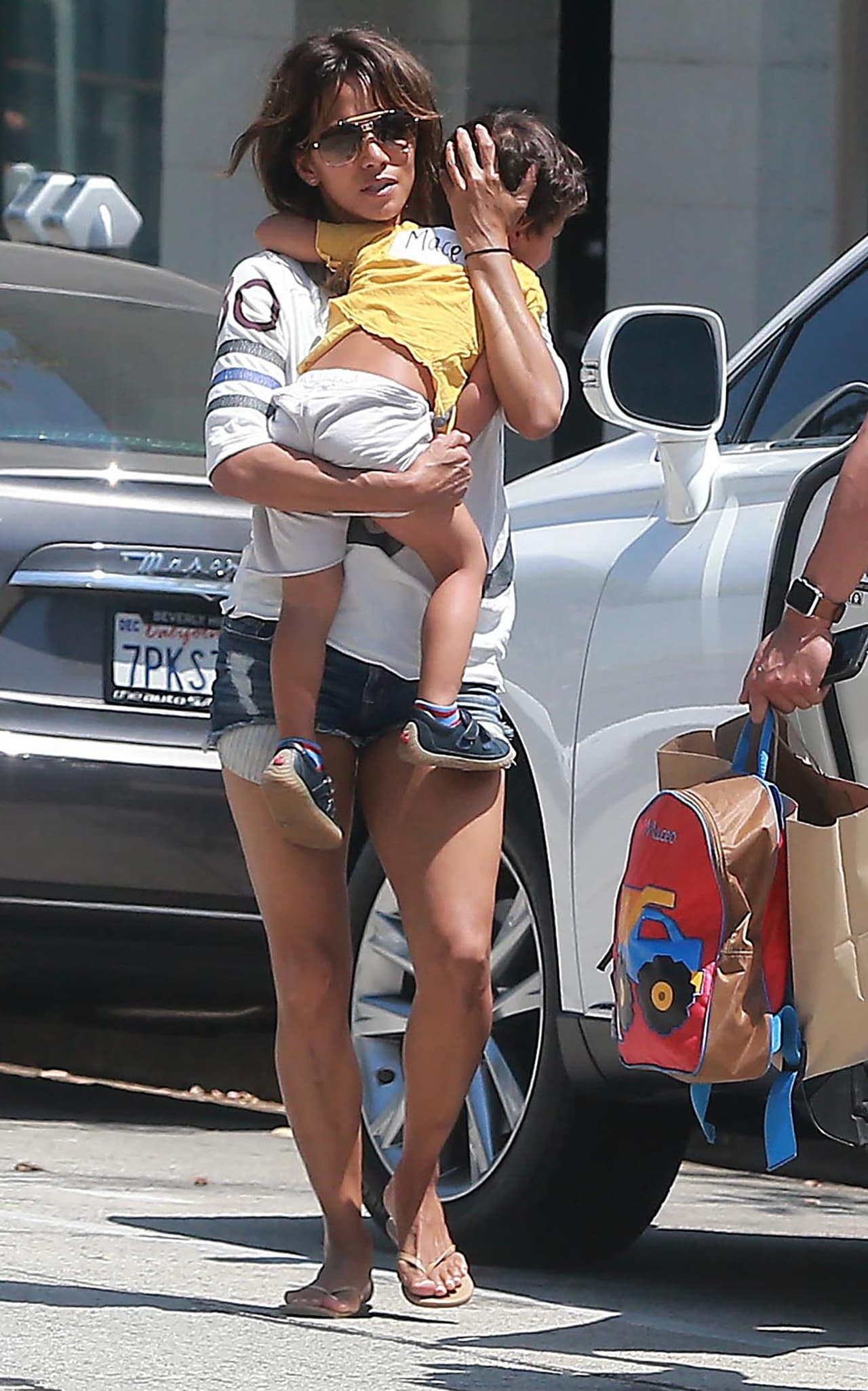 Halle se molestó por la presencia de los paparazzi.