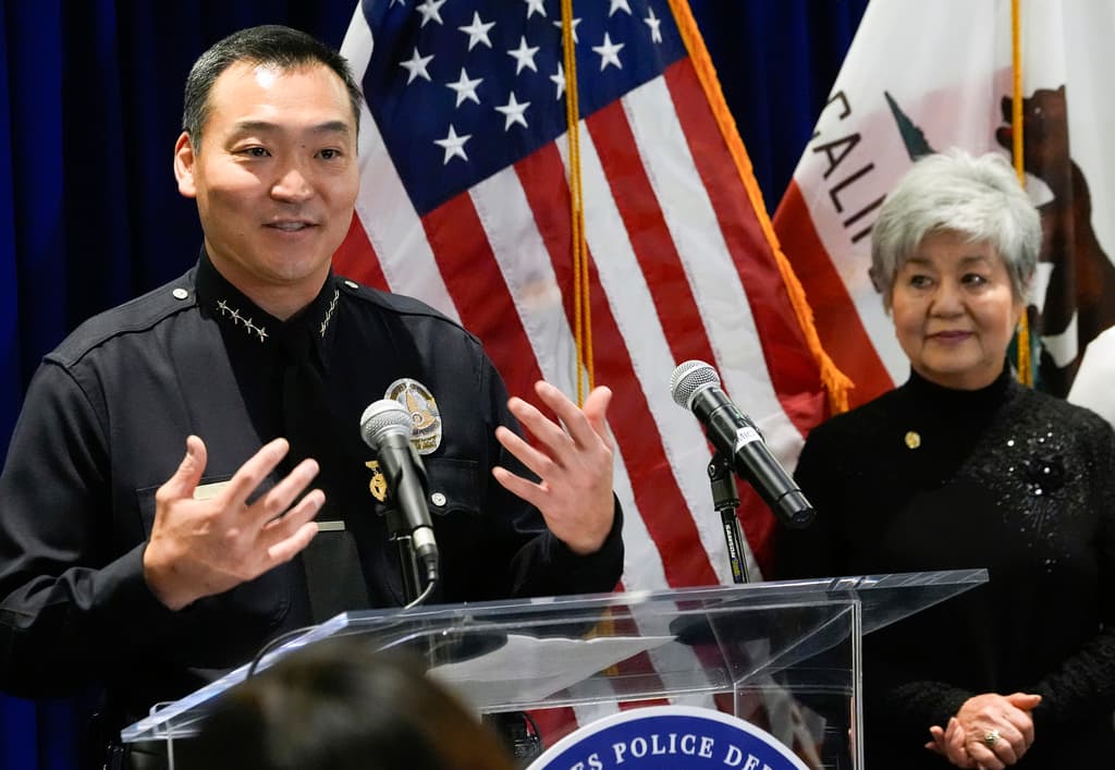 Admirado por su madre Jin, el jefe policíaco Dominic H. Choi expresó su agradecimiento por la oportunidad. No olvidó en su mensaje de gratitud a quienes han permitido, a lo largo de su carrera, que él pudiera dedicarse 100% a su trabajo.
