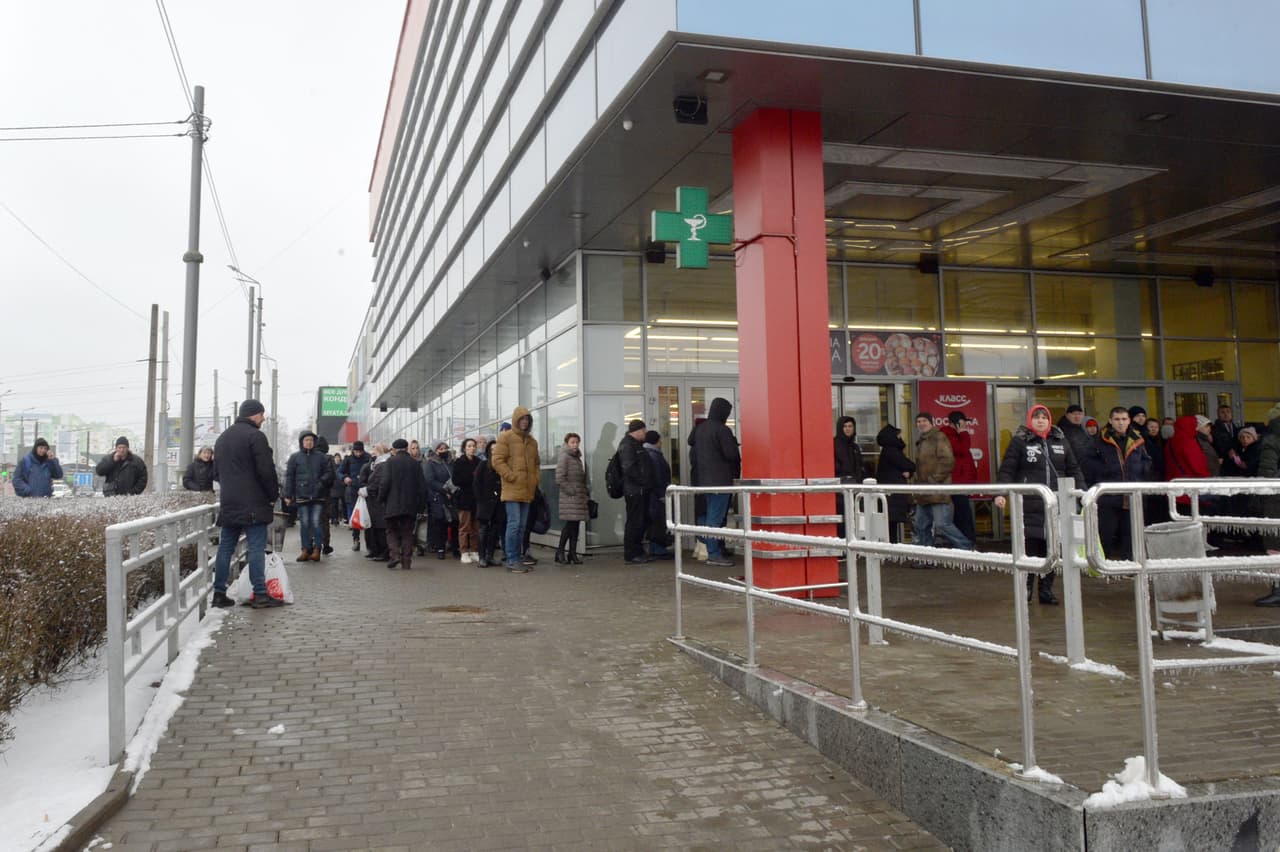 Al igual que en Kiev, este sábado se vieron largas filas de personas en los supermercados de Járkov buscando abastecerse de comida y otros productos en medio del ataque de tropas rusas.