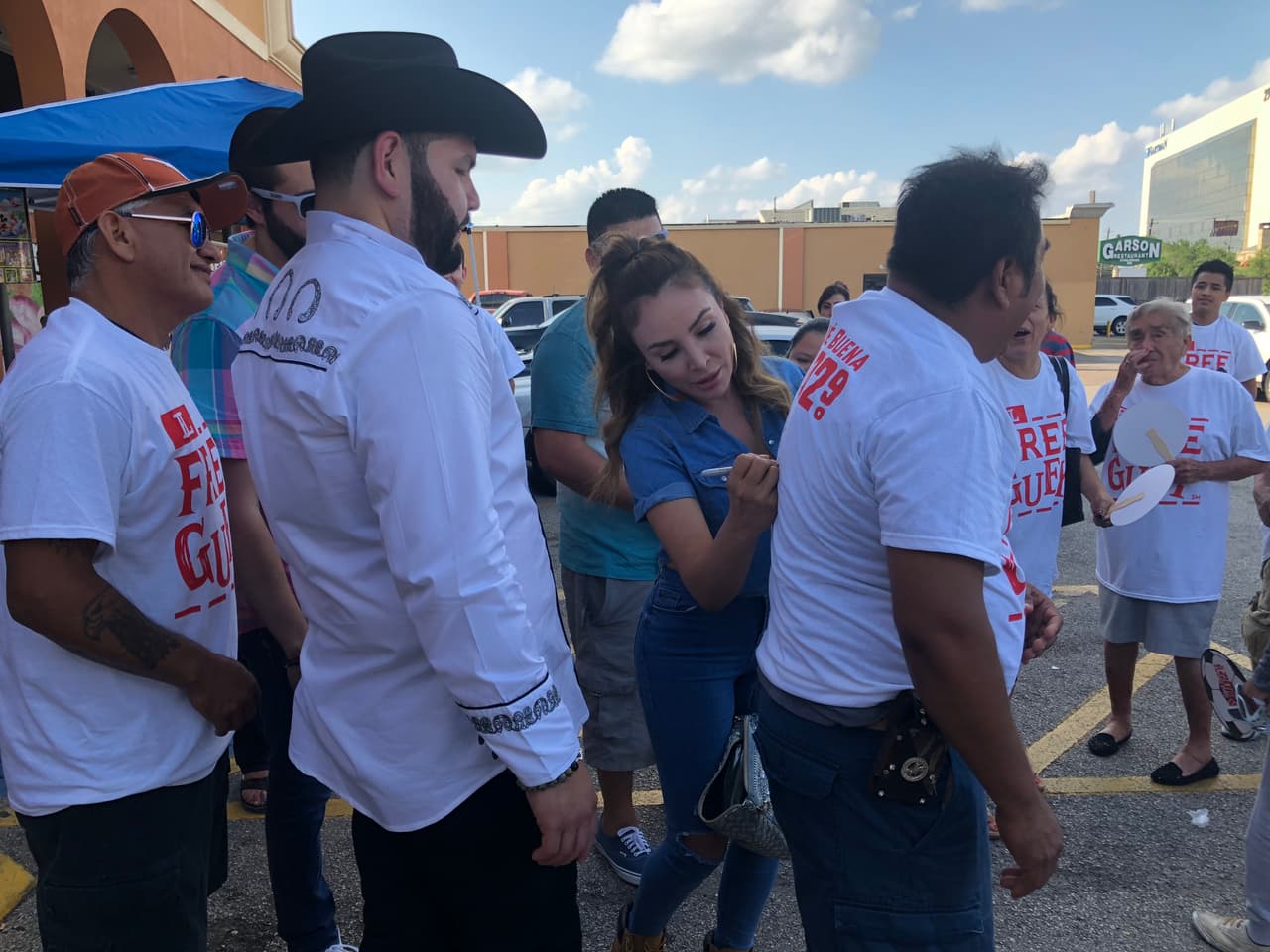 Ella no paró de autografiar las camisas de estos oyentes.