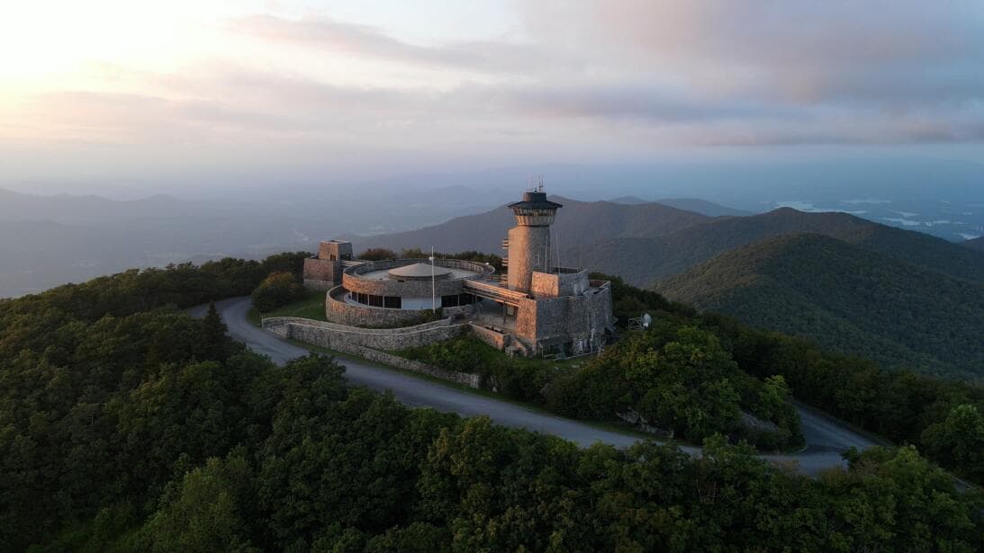 Hay que recordar que 
<b><a href="https://www.univision.com/local/atlanta-wuvg/brasstown-bald-punto-mas-alto-de-georgia-y-estas-son-las-espectaculares-vistas-que-ofrece-en-este-2023-fotos" target="_blank">el punto más alto de Georgia está en Brasstown Bald</a></b>, ubicado en Hiawassee.