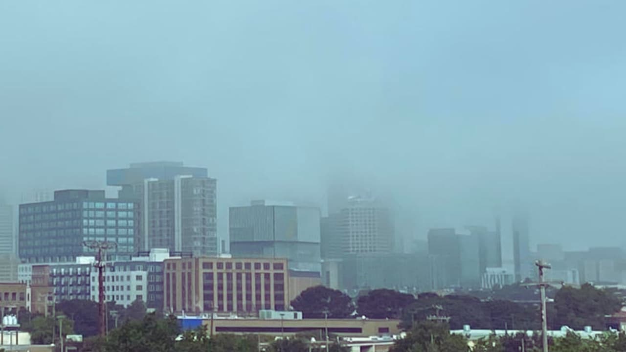 La niebla, aunque puede tener efectos positivos como aumentar la humedad del suelo, también presenta desafíos significativos. Reduciendo la visibilidad y creando un ambiente de ensueño,
<b>puede ser peligrosa para aquellos que se aventuran en las calles y puede favorecer la propagación de enfermedades respiratorias</b>.