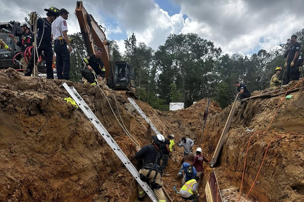 Trabajador muere y otro está grave tras derrumbe en construcción en Conroe