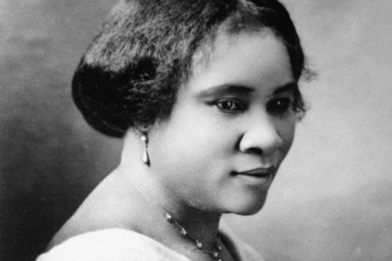 <b>Madam CJ Walker, primera mujer en convertirse en millonaria por sí misma en Estados Unidos.</b> Nació en Louisiana con el nombre de Sarah Breedlove, pocos años después del final de la Guerra Civil. Sus padres habían sido esclavos y para 1910 ya había amasado una fortuna vendiendo productos para el cabello para mujeres negras. 
<a href="https://www.univision.com/noticias/dinero/en-fotos-la-lista-de-las-mujeres-mas-ricas-de-eeuu-llegadas-ahi-con-sus-propias-fortunas-fotos"><u>Vea aquí la lista de las mujeres más ricas de EEUU que lograron por sí mismas sus fortunas</u></a>
<br>