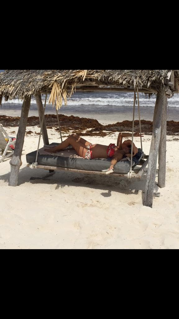 Silvia deleitó a sus seguidores con estas imágenes, mientras pudo presumir su pancita.