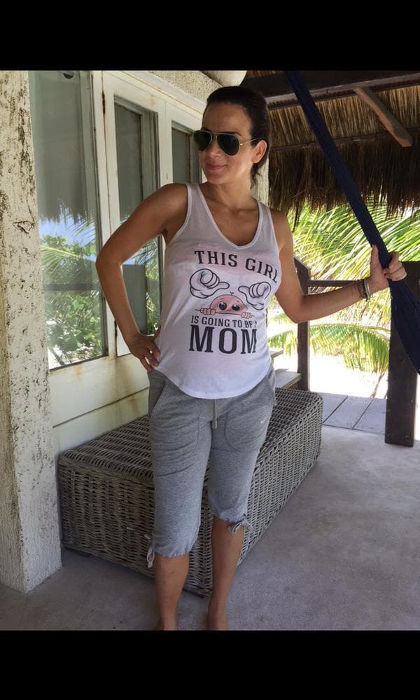 Y agradeció la playera que le regalaron para no pasar calor en la playa y que nos aclaraba que muy pronto sería una linda mamá.