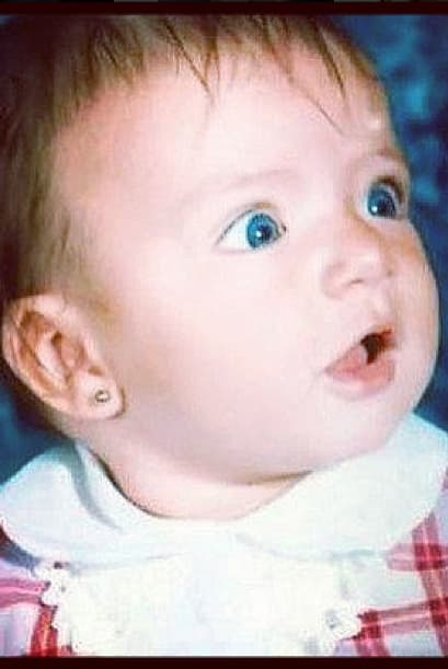 Sino un niño que seguro también sacó los bellos genes y los ojazos de la mamá.