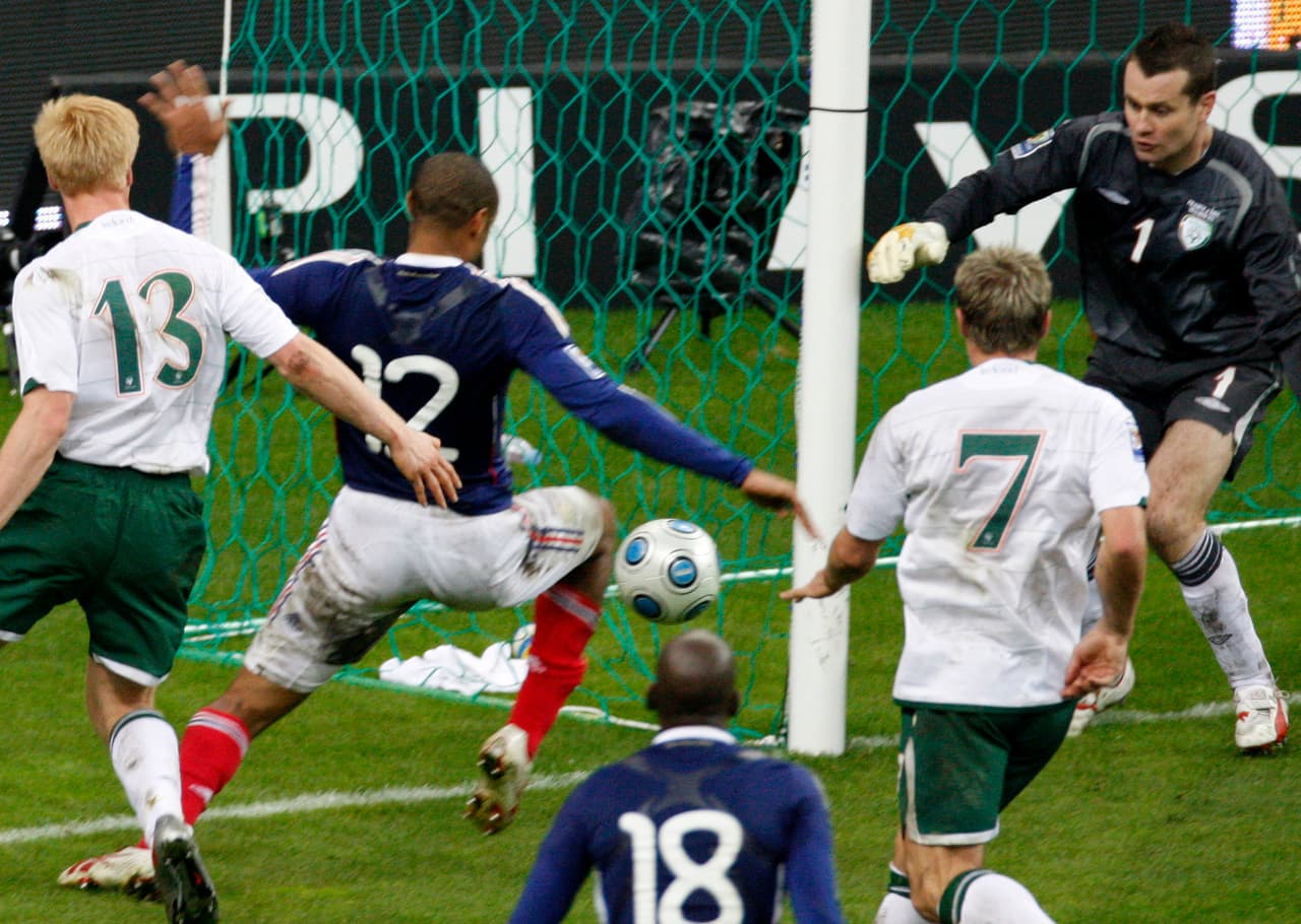 En el 2009 Francia recibió a Irlanda en partido clasificatorio a Sudáfrica 2010. Fue en el minuto 103 cuando Thierry Henry controla el balón con el antebrazo y dio pase para gol que llevó a los franceses al Mundial. Joseph Blatter, presidente de la FIFA, le dio cuatro millones de euros a la Federación de Eire para que no denunciaran lo ocurrido.