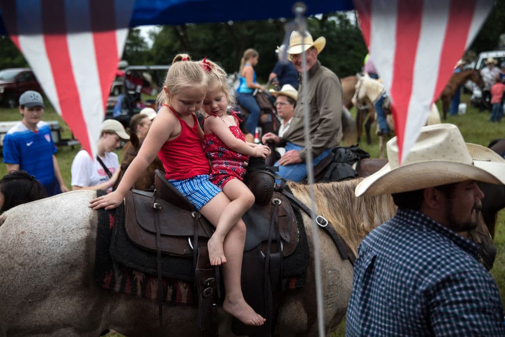 Familias disfrutaron de la celebración más vieja del 4 de Julio en los Estados Unidos en Round Top, Texas.
<br>