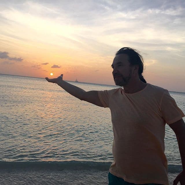 Con su producción "No molestar" fue reconocido con 10 discos de oro, platino y doble platino por las altas ventas de su álbum.