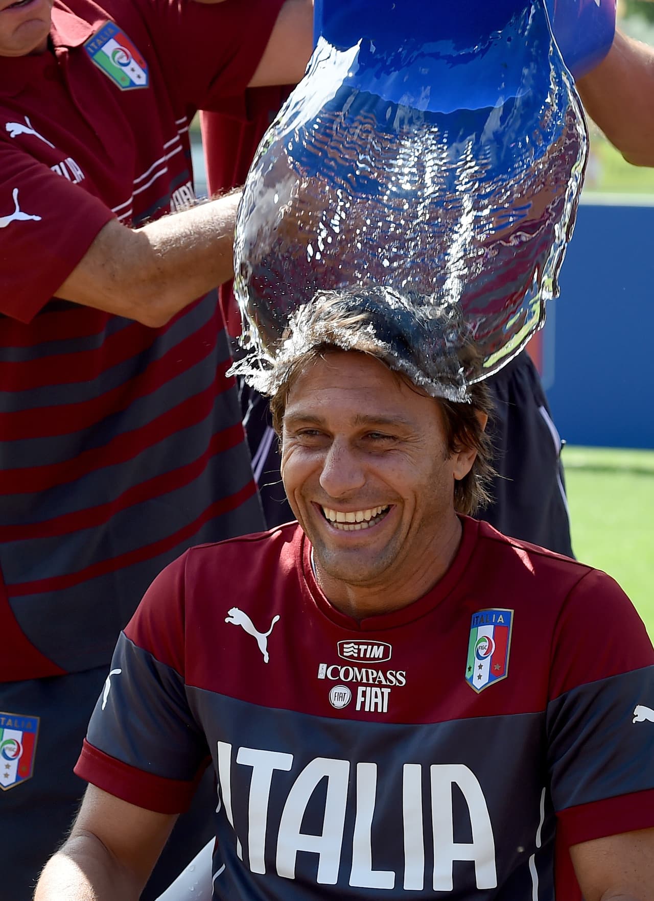 ¿Alguien se acuerda del "Ice Buckett Challenge"? Pues fue la novatada que Antonio Conte pagó en el 2015 cuando regresó a Coverciano, como seleccionador.