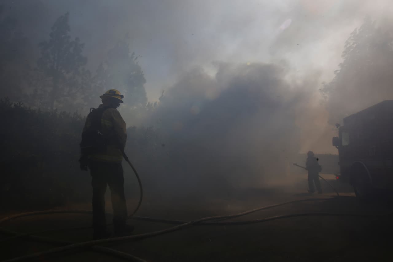 <b>Flor Del Rio: </b>"Que Dios bendiga a cada bombero , es un trabajo noble y arriesgado, Ellos exponen sus vidas en donde sea .. Gracias CAL FIRE 🔥"
<br>