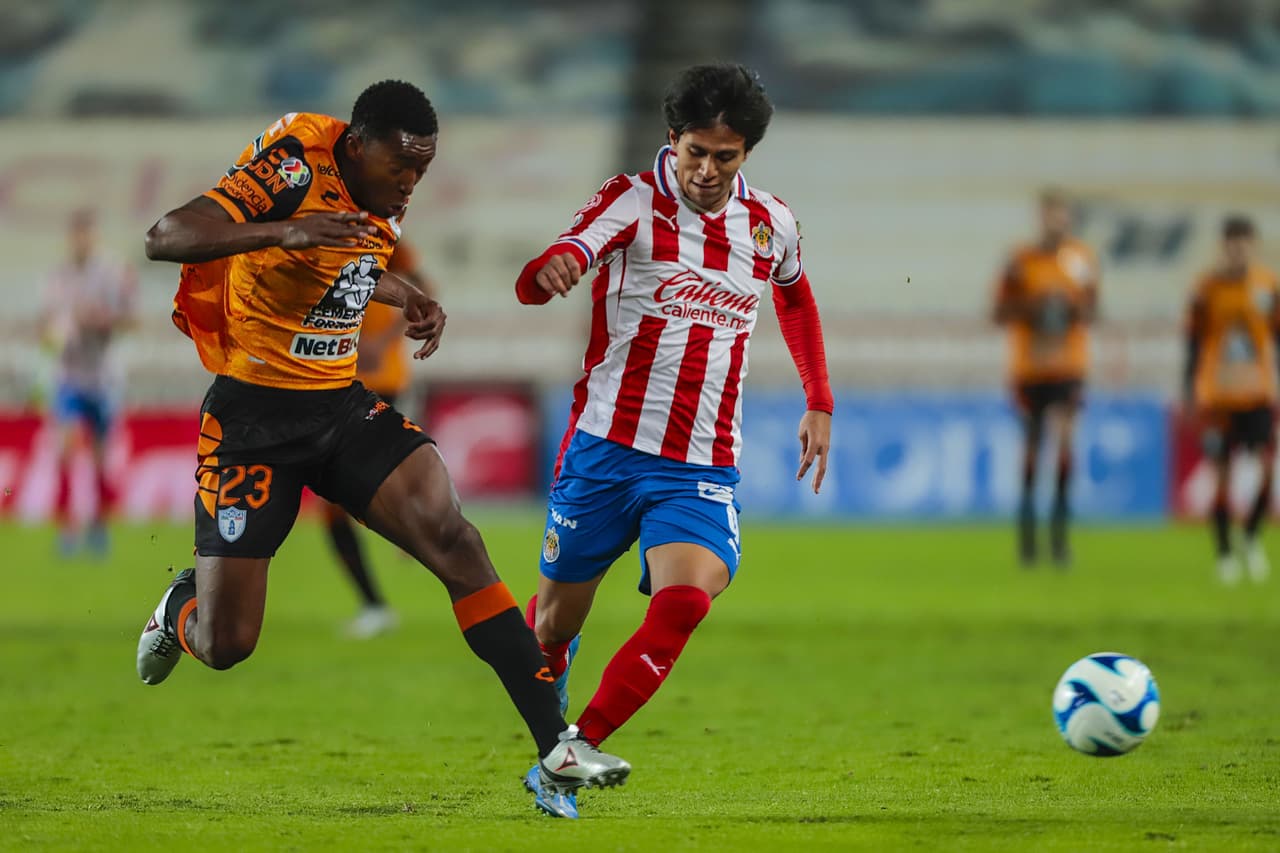 Tuzos y Chivas empatan 1-1 en Pachuca, los locales fallaron un penal en la recta del partido. Pachuca continúa en el fondo de la tabla con tres puntos y las Chivas se sitúan en la 12 plaza con 7 unidades.