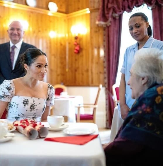 La cuenta de Instagram celebra a los héroes de la comunidad y 
<b><a href="https://www.univision.com/famosos/el-principe-harry-reaparece-en-medio-de-sus-vacaciones-disfrazado-de-santa-claus-para-una-buena-causa-fotos" target="_blank">actos de bondad</a></b> en todo el mundo.