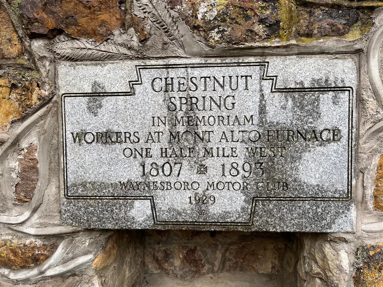 <b><a href="https://www.dcnr.pa.gov/StateParks/FindAPark/MontAltoStatePark/Pages/History.aspx#:~:text=Mont%20Alto%20State%20Forest%20Park,of%20the%20Pennsylvania%20State%20University.">El horno de hierro y carbón de Mont Alto fue construido durante 1807</a></b> por el coronel Daniel Hughes y sus dos hijos, Samuel y Daniel, en un terreno otorgado al padre del coronel Hughes por Lord Baltimore.