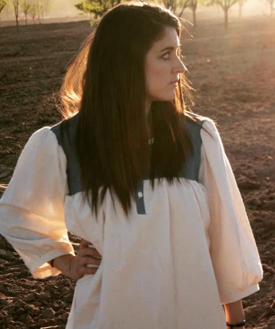 Amalia Mondragon, integrante de The Chamanas, banda nominada a Mejor Nuevo Artista, también se integra a las filas del woman power.