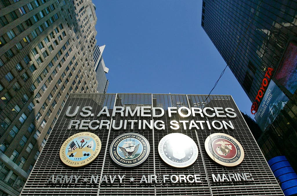 Investigan si una explosión fuera de una oficina de reclutamiento de la Fuerza Aérea en Oklahoma fue un acto de terrorismo doméstico