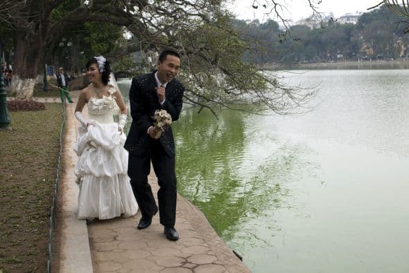 Muchos creen que el destruir tu vestido es símbolo de un amor para siempre.