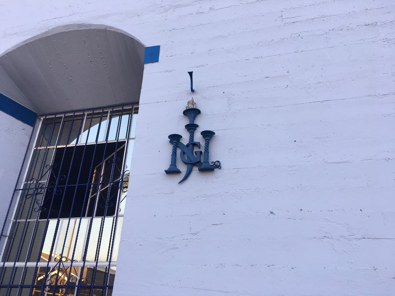 Esas mismas iniciales entrelazadas están en las fachadas de algunos templos de la congregación, como este ubicado en la ciudad de Huntington Park, California.