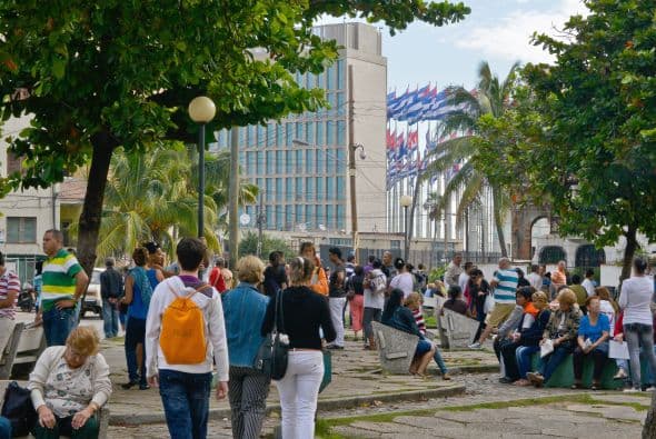 Mientras el gobierno de EE.UU. volvió a pedir a Cuba la liberación del contratista estadounidense Alan Gross durante la ronda de diálogo migratorio que tuvo lugar el jueves, en una sesión que se cerró sin aparentes avances, los cubanos trataban de llegar a las oficinas de la Sección de Intereses en La Habana, con la esperanza de conseguir una visa. "La delegación estadounidense reiteró su llamado a la liberación de Alan Gross, que fue arrestado por las autoridades cubanas el 3 de diciembre de 2009 y más tarde sentenciado a 15 años en prisión", dijo la portavoz del Departamento de Estado, Jen Psaki, en un comunicado. El diálogo migratorio es uno de los intercambios políticos más importantes que sostienen ambos países, sin relaciones diplomáticas desde 1962. La segunda ronda celebrada ayer estuvo centrada en asuntos como "la cooperación (bilateral) en aviación de seguridad, búsqueda y rescate y fraude de documentos consulares", según Psaki. "La delegación estadounidense subrayó las áreas donde ha habido cooperación exitosa, en materia de migración, en cuanto al intercambio de información sobre la prohibición de inmigrantes indocumentados y a la hora de clarificar aspectos de los recientes cambios de Cuba en política migratoria". Al igual que en la reunión de julio de 2013, la delegación cubana en el diálogo estuvo encabezada por la directora del Ministerio de Relaciones Exteriores de Cuba, Josefina Vidal; y la estadounidense por el subsecretario de Estado adjunto de EEUU para Latinoamérica, Alex Lee.