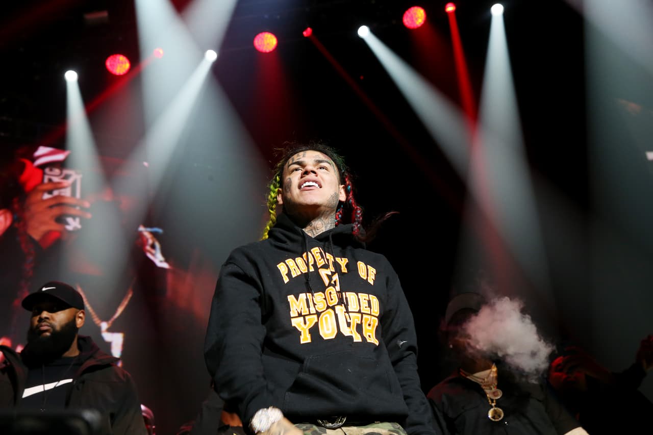 El acuerdo de culpabilidad considera que Tekashi 6ix9ine podría entrar al programa de protección de testigos debido a que estaría implicando a criminales relacionados con delitos violentos, según
<a href="https://www.tmz.com/2019/02/17/tekashi-6ix9ine-plea-deal-details-witness-protection-sentence/" target="_blank">TMZ</a>. Sus distintivos tatuajes en el rostro podrían significar una complicación en el futuro para resguardar su identidad de posibles retaliaciones por su testimonio en la corte en contra de miembros de las bandas.