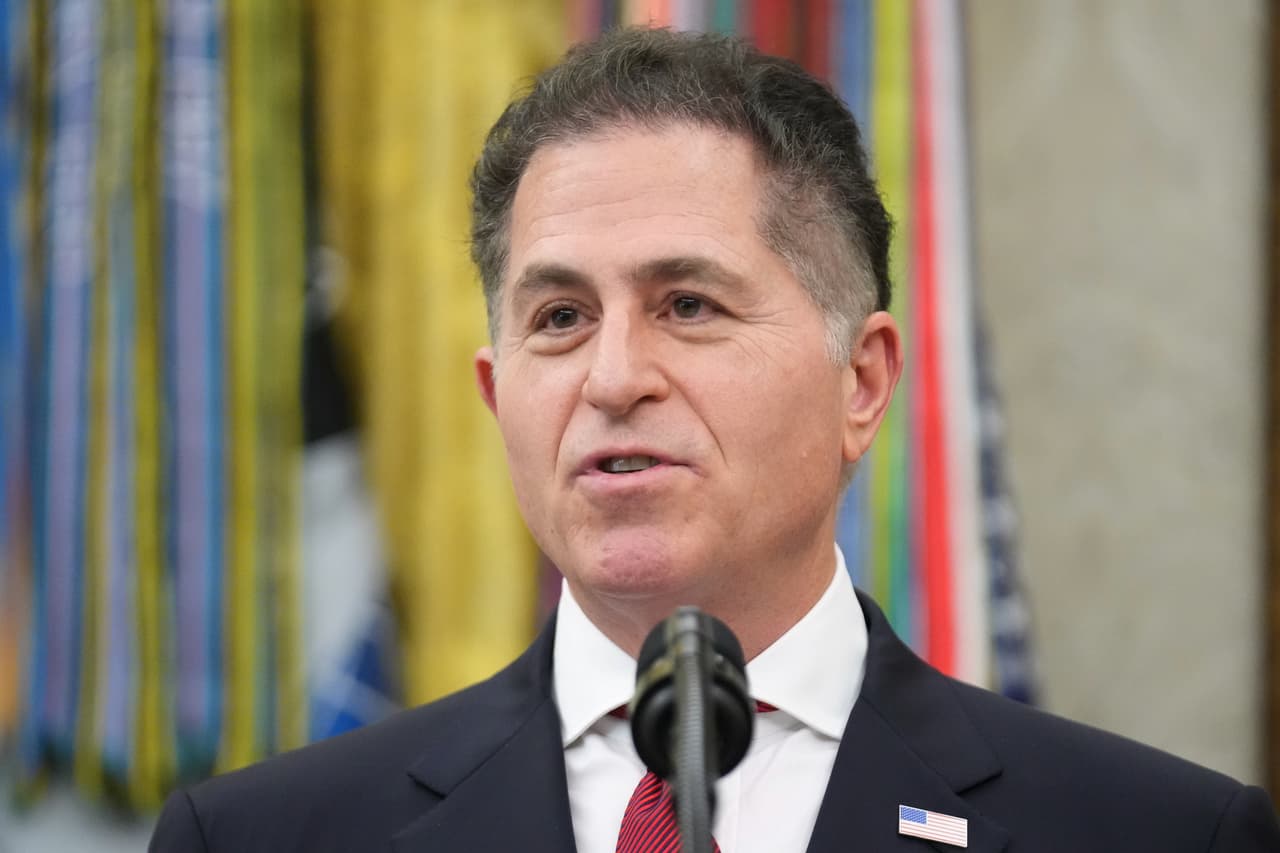<b>5. Michael Dell (Dell Technologies)</b>
<br>
<br>Michael Dell ocupa el quinto lugar, con unos 233,300 millones de dólares. Fundó Dell en 1984 cuando tenía 19 años y todavía era estudiante de la Universidad de Texas. 
<br>
<br>Comenzó vendiendo ordenadores desde su dormitorio y construyó una de las mayores empresas mundiales de tecnología informática. Actualmente es presidente y CEO de Dell Technologies. Una parte importante de su patrimonio también está vinculada a inversiones privadas y a su participación en Broadcom tras la venta de VMware. 
<br>
<br>El presidente Trump ha elogiado públicamente al empresario, llamándolo "una leyenda" y diciendo abiertamente ante los reporteros de la Casa Blanca frases como:"Vayan y compren una computadora Dell".
<br>
<br>En la imagen, Michael Dell habla después de que el presidente Donald Trump hiciera sonar la campana de apertura de la Bolsa de Nueva York y del Nasdaq desde el Despacho Oval de la Casa Blanca, el lunes 6 de julio de 2026. (Foto AP/Mark Schiefelbein).