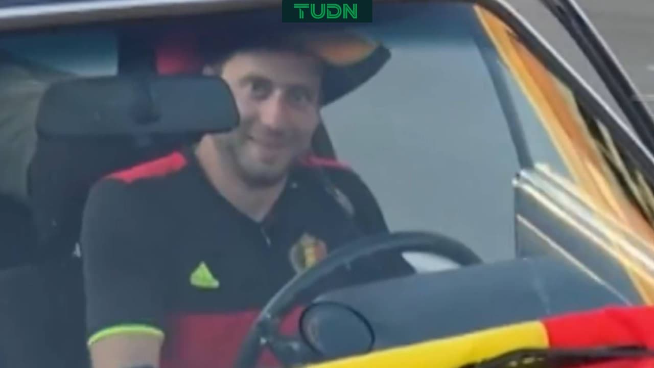 Aficionado cruzó el Atlántico y luego en un carro para el Bélgica vs. Egipto