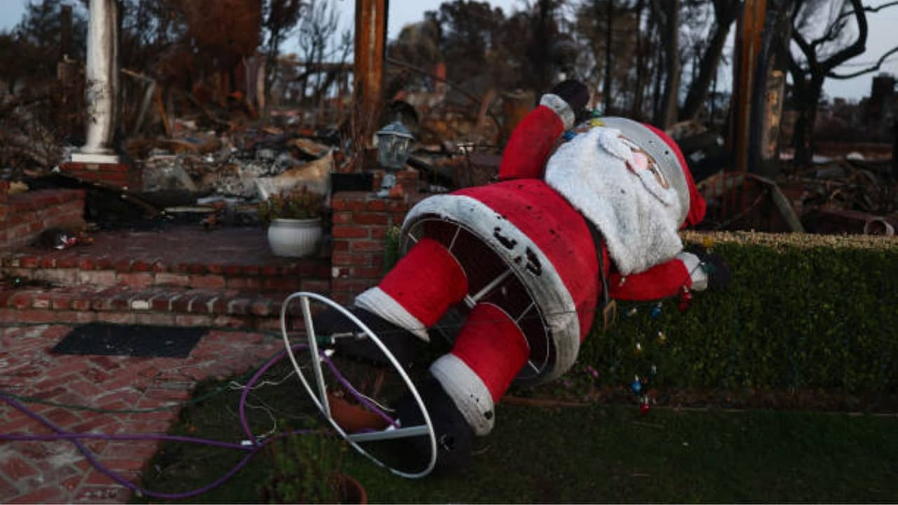 Riesgo de incendios sube en Navidad; bomberos recomiendan revisar alarmas y extintores