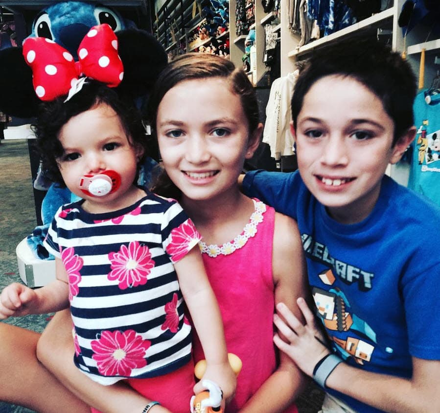 "Yo 
<b><a href="https://www.univision.com/famosos/estos-pequenos-perdieron-a-sus-famosos-padres-y-asi-lucen-ahora-fotos" target="_blank">no puedo poner a la mamá biológica por encima</a></b> de la madre que está luchando porque ellos sean buenos seres humanos", argumentó. 
<br>