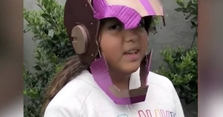 Su proyecto inició haciendo un casco para una tarea escolar, pero "cuando vi en las noticias que había más casos de coronavirus le quise añadir un cubrebocas al frente del casco", dijo Sofía durante una entrevista con 
<a href="https://www.univision.com/shows/despierta-america/que-se-protejan-de-una-manera-divertida-nina-hispana-crea-divertidos-protectores-faciales-para-ninos-video">Despierta América</a>.