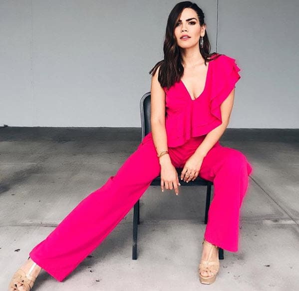 "Jugando a ser modelo", escribió en la red social.