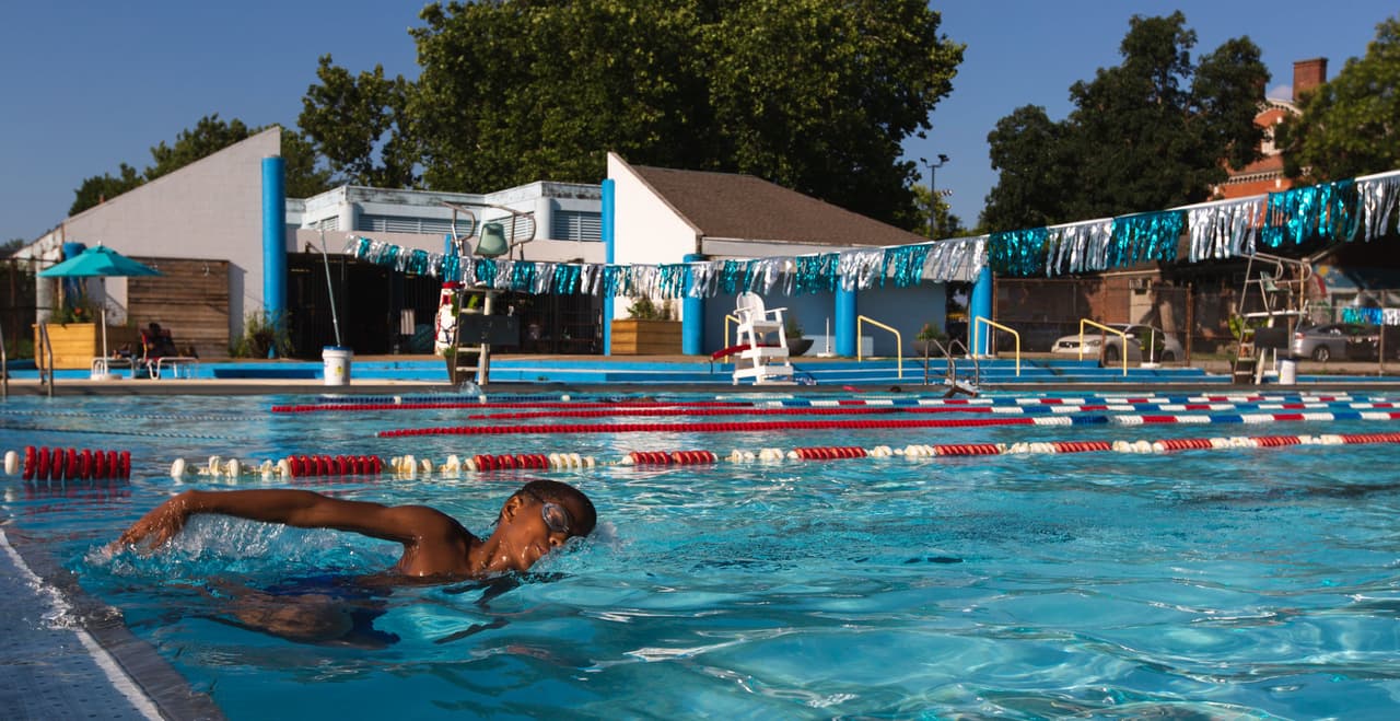 <a href="https://www.phila.gov/parks-rec-finder/#/location/samuel-playground-pool/5ad61704db3a3d4b26b4fb93">Samuel Playground Pool: </a>Esta piscina al aire libre, la principal atracción del centro comunitario de Fishtown, recibió recientemente un nuevo sistema de calefacción en la piscina y en su terraza. Entonces, incluso si hace frío, nadar es una opción. 📍 
<a href="https://www.google.com/maps/place/3539+Gaul+St,+Philadelphia,+PA+19134/@39.9911164,-75.0992682,17z/data=!3m1!4b1!4m5!3m4!1s0x89c6b6281b9efefb:0x22e7d7354916ffa2!8m2!3d39.9911123!4d-75.0970795">3539 Gaul St.</a>