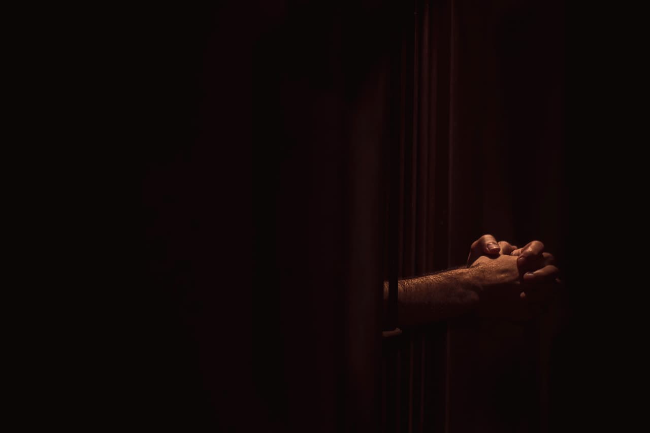 “Uno de los detenidos asestó el primer golpe en el cuello de la víctima que provocó una hemorragia y 
<a href="https://massanews.com/noticia/parana/cruzeiro-do-oeste/detento-e-encontrado-morto-com-penis-decepado-e-coracao-arrancado-no-parana/" target="_blank">se dio cuenta de que posiblemente lo había matado.</a> Posteriormente, lo acostó en una cama y 
<b>comenzó a hacer unos cortes para extraer el corazón y también le quitó el pene, colocándolo en la boca de la víctima”</b>, le explicó a Massa News el delegado Izaías Cordeiro de Lima, responsable de la investigación del caso. 
<br>