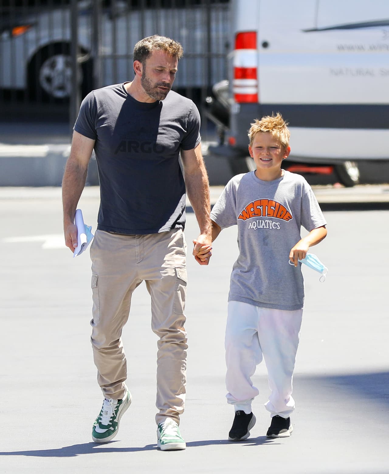 El hijo de Ben Affleck y Jennifer Garner llegó cojeando a la clínica. De la mano de su padre, Samuel caminaba sonriente.