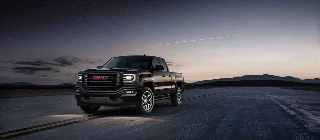 La GMC Sierra viene en versiones 1500, 2500 y 3500, además de su línea Denali. La motorización va de 4.3 a 6.0 litros en estas distintos modelos de la Sierra. Puede optarse por tracción simple o total.