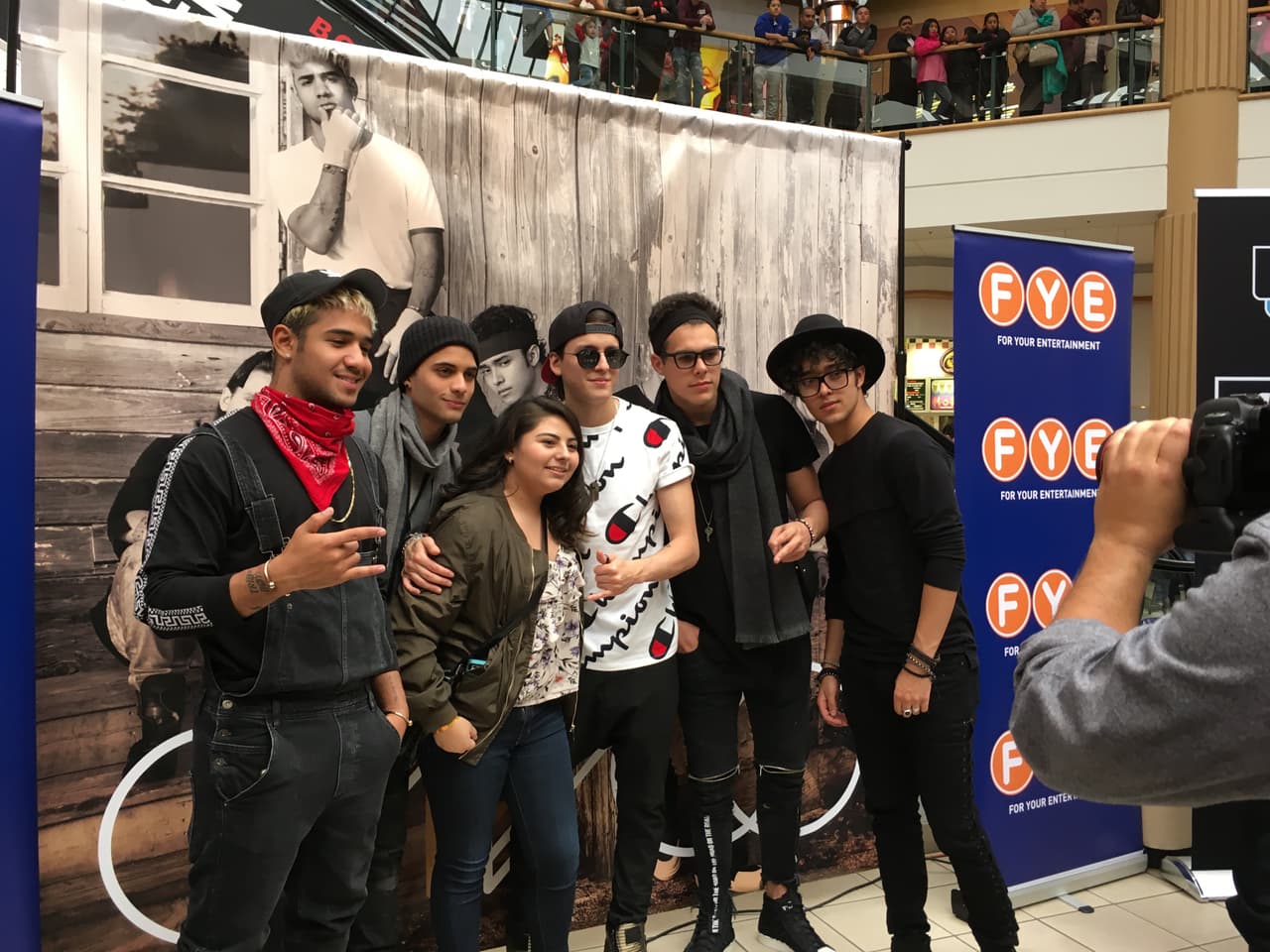 CNCO causa sensación durante su visita a Chicago