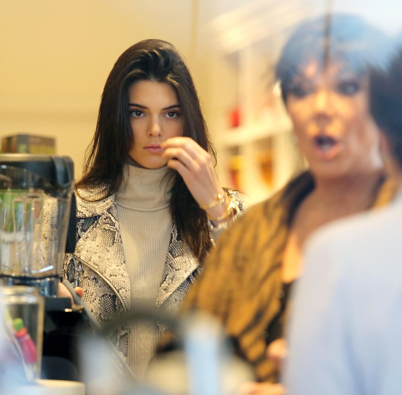 "El hecho de que siga llegando a mi casa, a pesar de todos mis esfuerzos para que no lo haga,
<b>me aterra", declaró Kendall Jenner</b> ante la justicia.