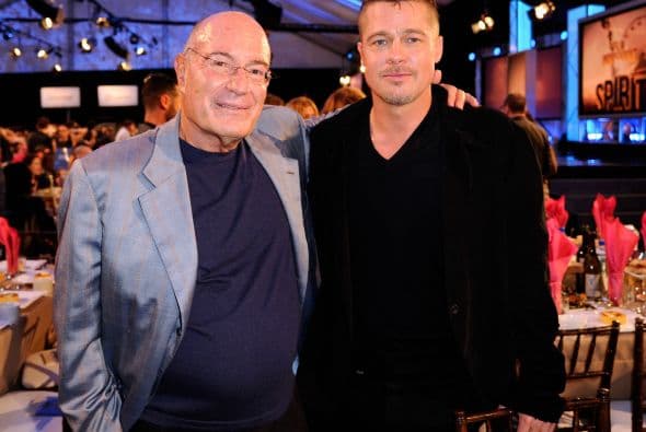 Aarnon Milchan con Brad Pitt. Mira aquí los videos más chismosos.