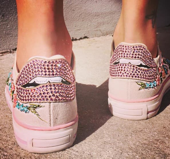 Libre y aventurera. Hasta con el calzado deportivo le encanta llamar la atención.