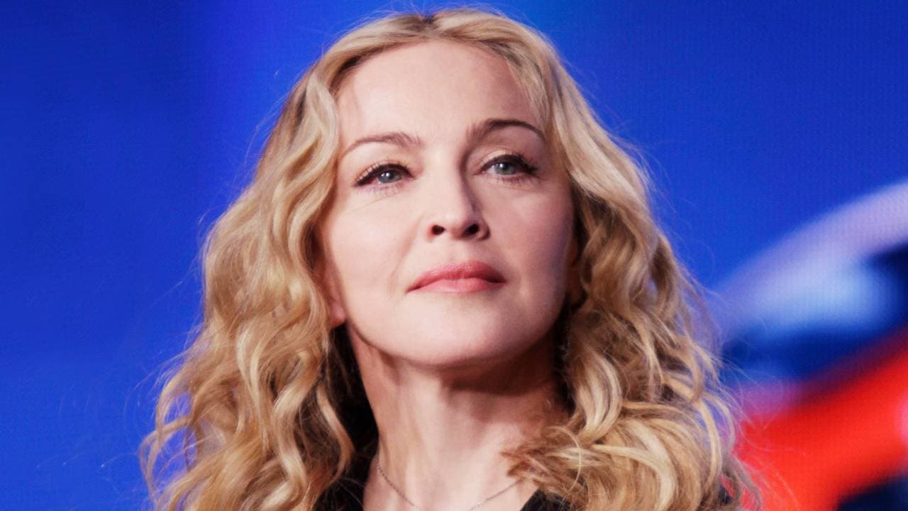 Madonna abandona el hospital en ambulancia y fuertemente custodiada por la policía