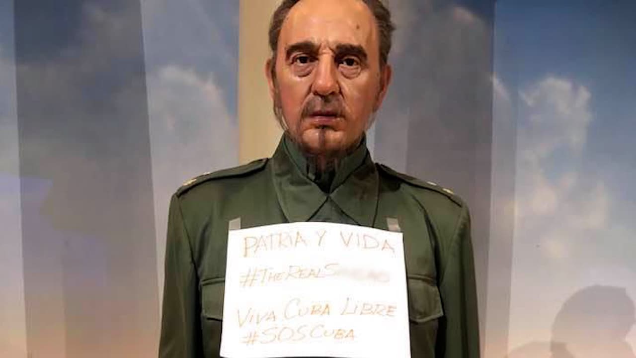 Cuelgan cartel de "Patria y Vida" en el Fidel Castro del Museo de Cera de Nueva York