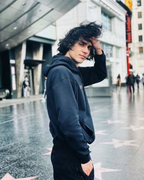 Entre sus sencillos destacan 'Me ahogo', 'Por ti', 'Me encontré a tu mamá', 'The bleachers' y 'Resiliencia'.