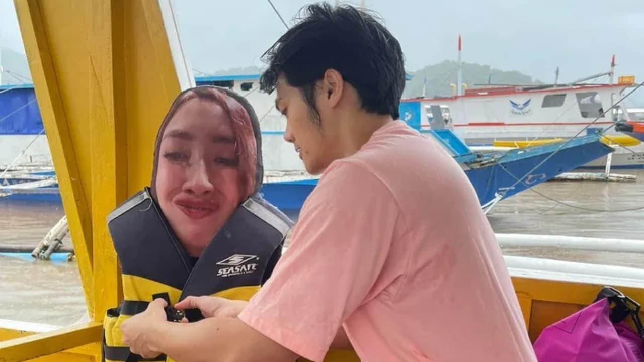 Hombre se va de vacaciones sin su esposa y se lleva almohada de su rostro.