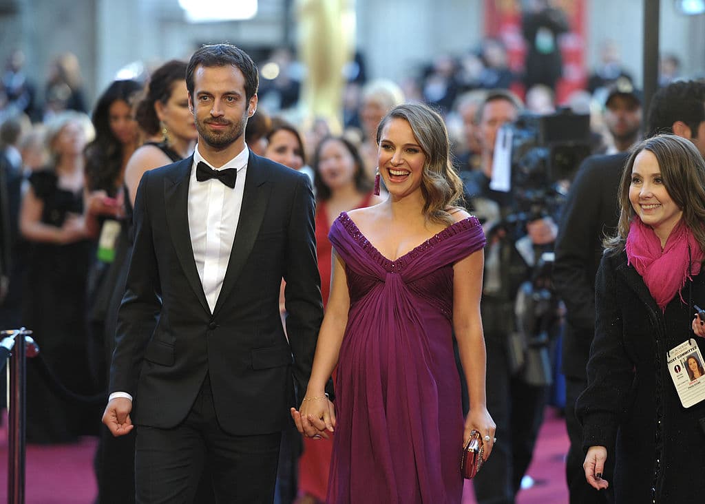 Por su parte, 
<a href="https://www.univision.com/famosos/famosos-son-poliglotas-hablan-varios-idiomas-fotos">la actriz israelí</a> está casada desde 2012 con el bailarín Benjamin Millepied y son padres de un niño y una niña.